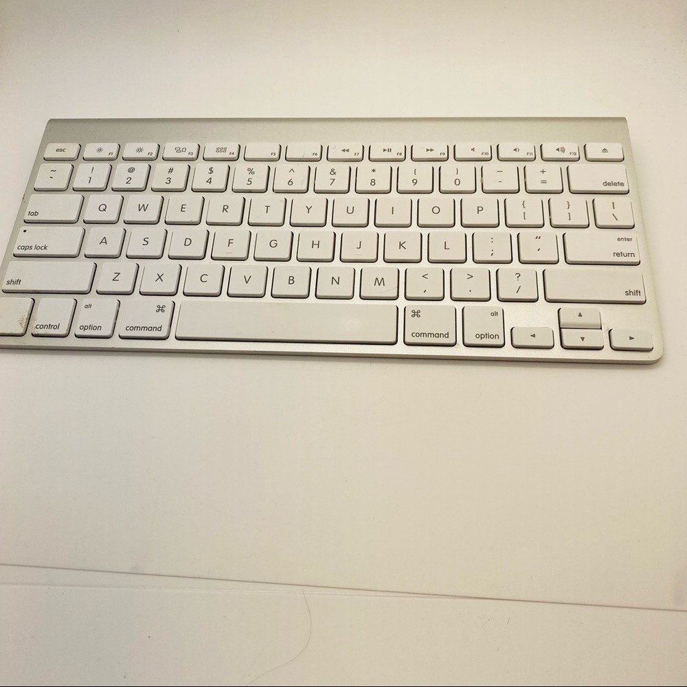 Apple Wireless Keyboard - Silver and White